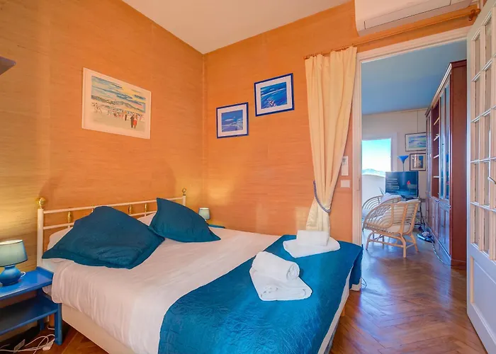 Le 44 - Sea & Mountain View - Happy *